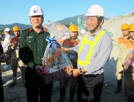 Bộ trưởng Đinh La Thăng thị sát dự án hầm
đường bộ Đèo Cả.