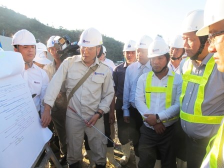 Bộ
trưởng Đinh La Thăng thị sát dự án hầm đường bộ Đèo Cả.