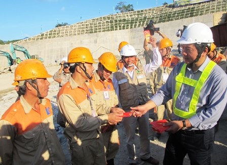 Bộ trưởng Đinh La Thăng thị sát dự án hầm
đường bộ Đèo Cả.
