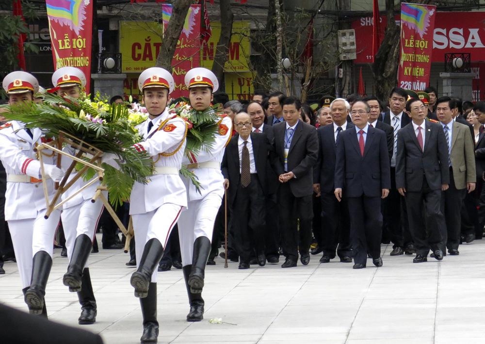 Các đồng chí lãnh đạo Đảng, Nhà nước tham dự lễ dâng hương tại tượng đài vua Quang Trung.
