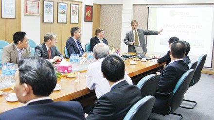 Ông Nguyễn Công Phú trong một buổi làm việc với đại diện đại sứ quán Pháp tại Việt Nam.