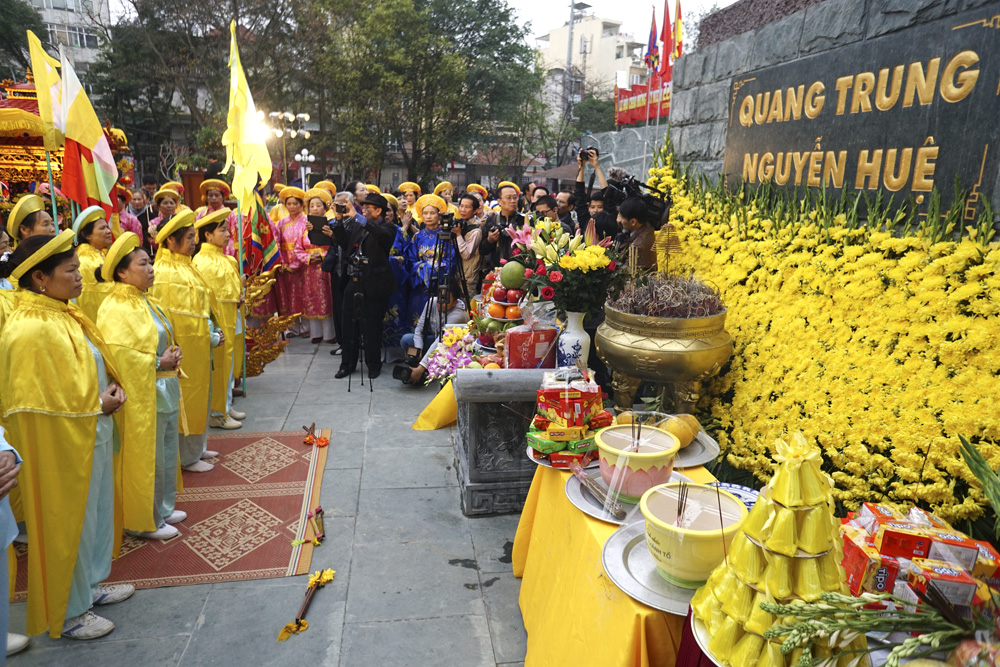 Lễ dâng hương dưới chân tượng đài vua Quang Trung.
