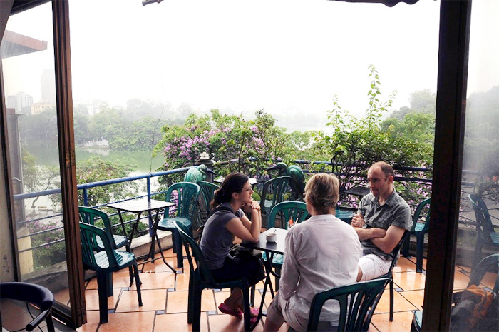 Từ quán cà phê trên phố Hàng Gai, khách được ngắm toàn cảnh Hồ Gươm