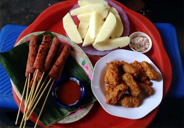 Tại quán nem nướng trên phố Ấu Triệu, đồ ăn được đặt trên ghế