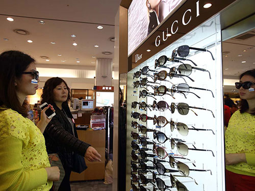 Du khách Trung Quốc mua kính tại một cửa hàng ở Jeju Ảnh: Bloomberg