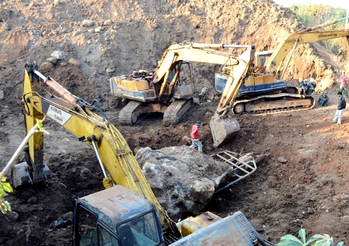 Đắk Nông: Tạm giữ khối đá quý gần 30 tấn do dân khai thác