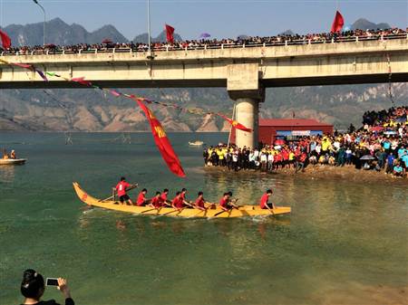 Hàng nghìn người người dân và du khách chen chân trên cầu xem đua thuyền.