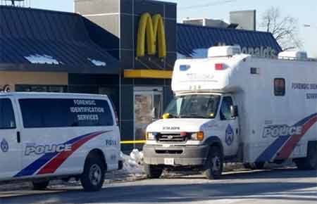 Xe cảnh sát tại lối vào nhà hàng McDonald, nơi xảy ra vụ xả súng (Nguồn: AFP)
