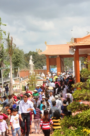 Đường vào Thiền viện có rất đông người đến lễ Phật, tham quan