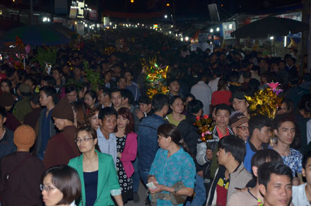 Hàng nghìn du khách đổ về phiên chợ bán rủi cầu may.