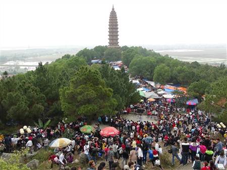 Hàng vạn du khách đổ về trẩy hội chùa Phật Tích, Bắc Ninh.