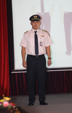 Phi công Vietnam Airlines trong đồng phục mới