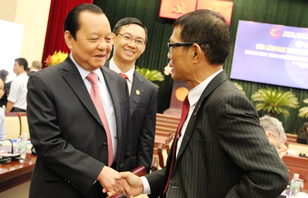 Ông Lê Thanh Hải, Bí thư Thành ủy TPHCM (trái) đánh gia cao những đóng góp của doanh nghiệp FDI