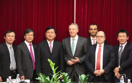 Bộ trưởng Đinh La Thăng và Ngài Tony Blair cùng đại diện Đoàn tại buổi làm việc (ảnh: Bộ GTVT)
