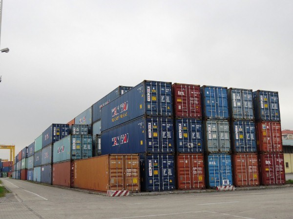 Ùn ứ 5.400 container vô chủ