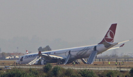 Chiếc Airbus A-330 của Turkish Airlines bị hư hỏng phía mũi sau khi lao khỏi đường băng (Ảnh: AP)