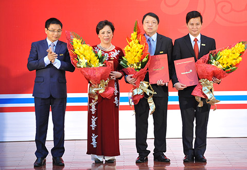 Chủ tịch HĐQT VietinBank Nguyễn Văn Thắng trao quyết định bổ nhiệm và bổ nhiệm lại cho các  Phó Tổng Giám đốc.