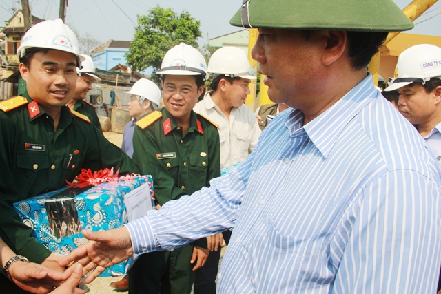 Bộ trưởng Thăng động viên, tặng quà đầu năm mới cho anh em đơn vị thi công cầu đường.