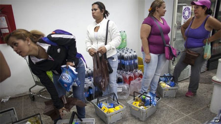 Người dân Venezuela xếp hàng mua đồ ở siêu thị - Ảnh: