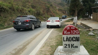 Những vết nứt nẻ nghiêm trọng xuất hiện tại đoạn dốc sau Km21 hướng Lào Cai - Sa Pa.