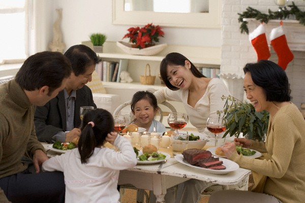 Quyết định sống cùng người thân là một mẹo vặt gia đình giúp các cặp vợ chồng tiết kiệm được các khoản chi tiêu