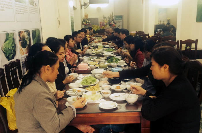 Công chức, dân nghèo Hà Nội đổ xô đi ăn cơm miễn phí