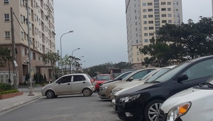 Xe ô tô bủa vây khu nhà ở xã hội Sài Đồng (Long Biên, Hà Nội). Ảnh: Tiền phong
