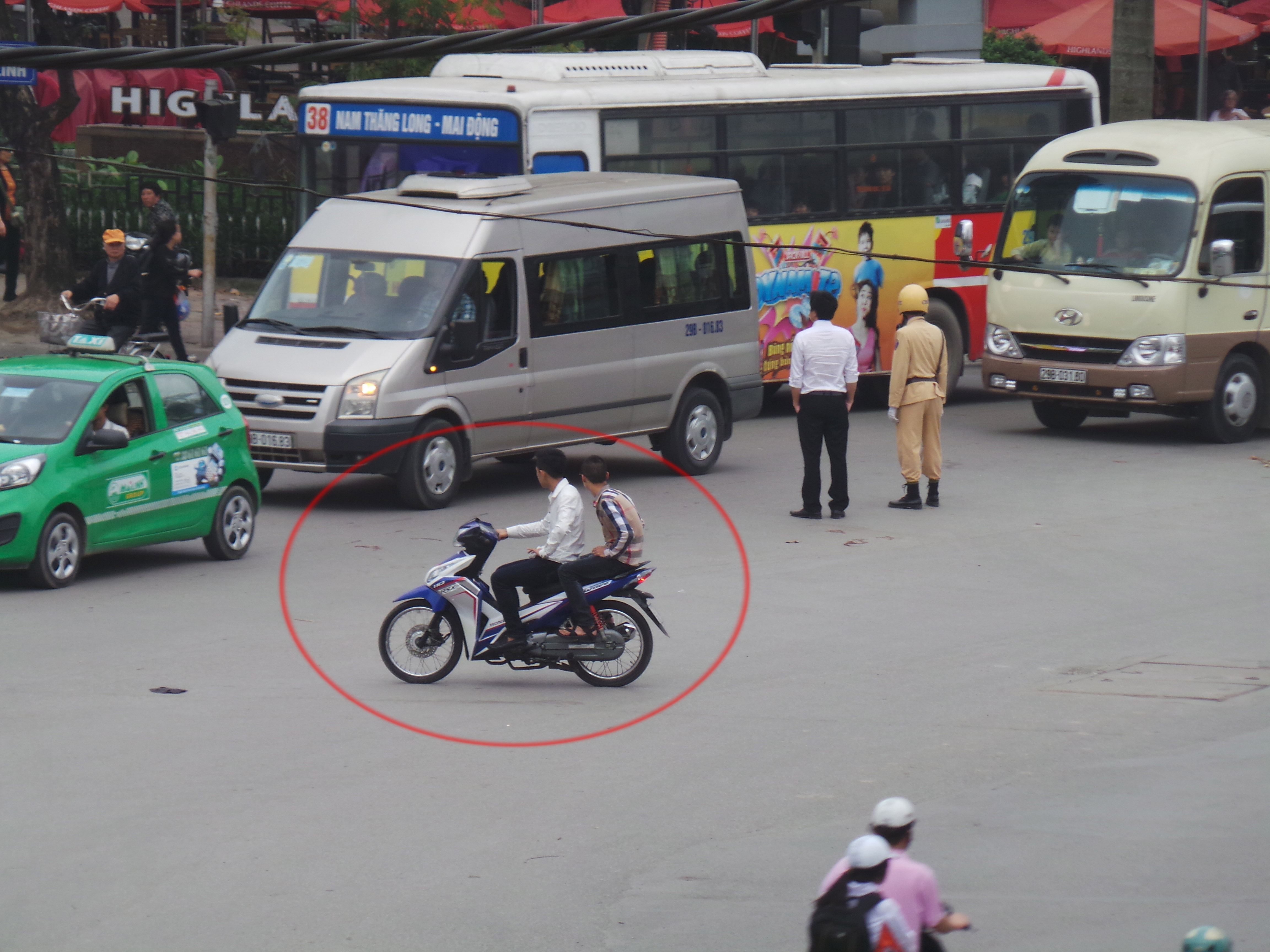 Nhiều người Hà Nội vô tư vượt đèn đỏ dưới hệ thống camera giám sát