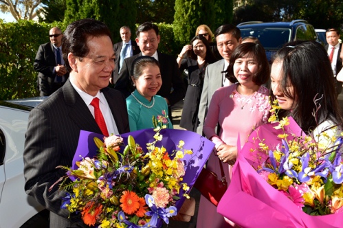Thủ tướng Nguyễn Tấn Dũng thăm Đại sứ quán Việt Nam tại Australia.