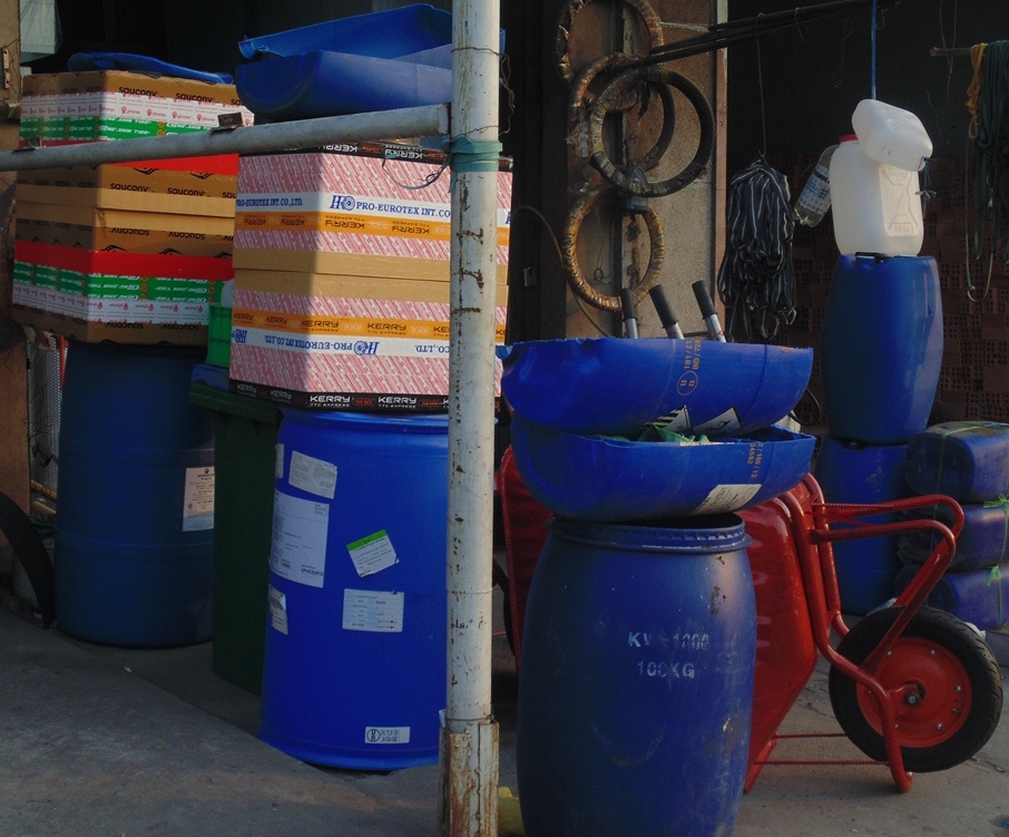 Các loại rác thải công nghiệp nguy hại như can, thùng, phuy được bày bán công khai. 