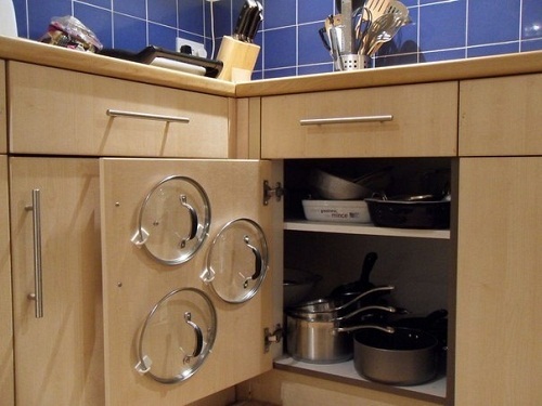Sắp xếp đồ đạc trong bếp gọn gàng bằng cách tận dụng cánh tủ