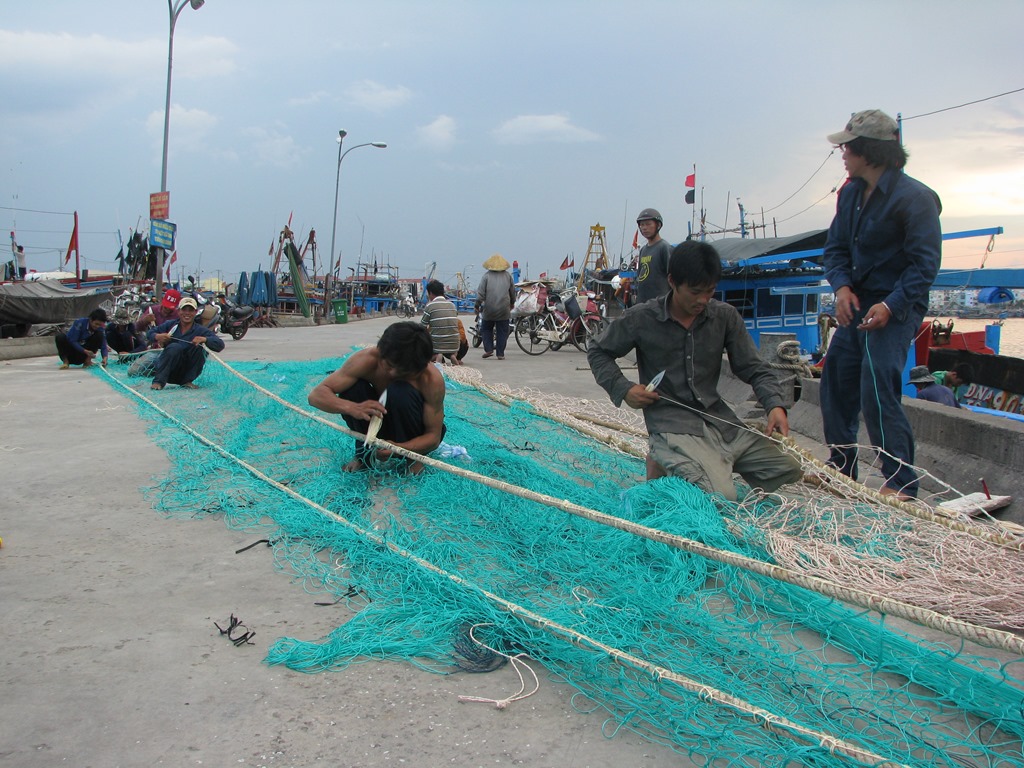 Ngư dân chuẩn bị lưới trước khi vươn khơi
