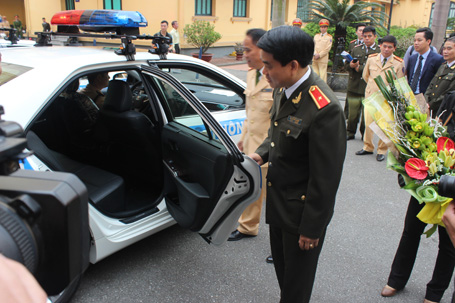 Thiếu tướng Nguyễn Đức Chung đang xem nội thất bên trong của xe