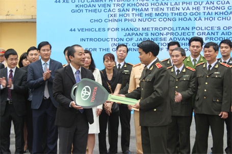Ngài Atsuki Tomoyose trao chìa khóa tượng trưng cho Thiếu tướng Nguyễn Đức Chung