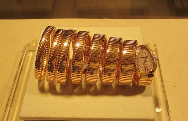 Chiếc đồng hồ nạm kim cương hiệu Cartier giá
hơn 3 tỷ của ca sĩ Đàm Vĩnh Hưng. Ảnh: Dương Cầm