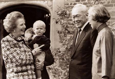 Ông Lý Quang Diệu và phu nhân (phải) gặp thủ tướng Anh Thatcher