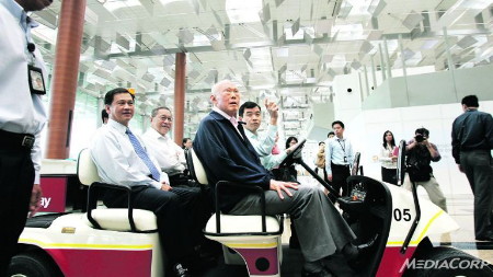 Ông Lý Quang Diệu (áo đen) trong lần thị sát sảnh số 3 sân bay Changi (Ảnh: Media Corp)