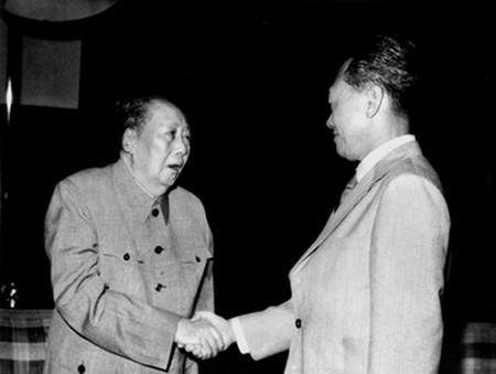 Ông Lý từng gặp gỡ nhiều nhà lãnh đạo nổi tiếng thế giới, trong đó có ông Mao Trạch Đông (trái)