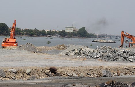 Sông Đồng Nai đang bị lấp để làm dự án xây dựng khu đô thị (Ảnh: Pháp luật TPHCM).