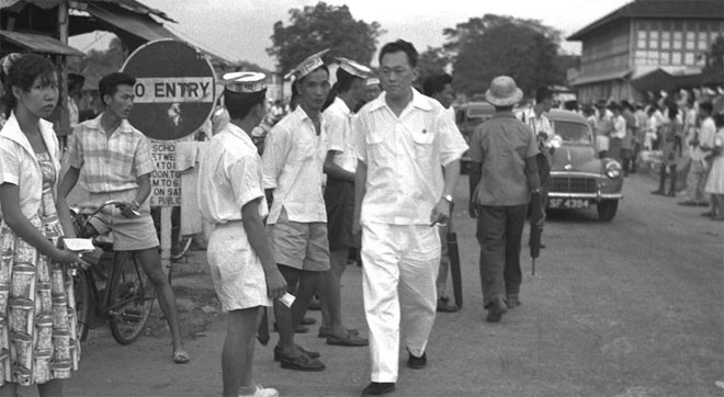 Năm 1954, Lý Quang Diệu trở thành nhà sáng lập và Tổng bí thư đảng Hành động của nhân dân (PAP), một liên minh xã hội chủ nghĩa của các phong trào nói triếng Trung và tiếng Anh nhằm mục tiêu chấm dứt sự cai trị của thực dân Anh.<br><br>Tháng 12/1959, Anh trao quyền tự trị cho Singapore, nhưng vẫn nắm kiểm soát các vấn đề ngoại giao và quốc phòng của đảo quốc này - Tin: BBC/Ảnh: AP.<br>