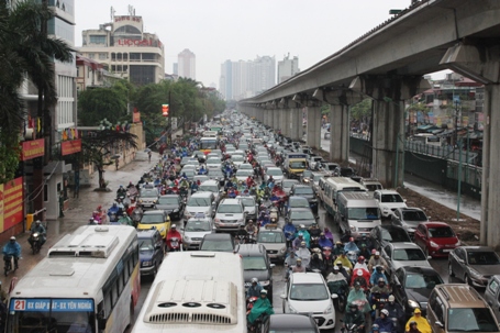 Ùn tắc kéo dài hàng cây số trên đường Nguyễn Trãi