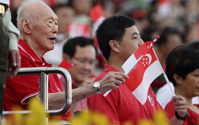 Một trong những lần xuất hiện cuối cùng của ông Lý Quang Diệu trước công chúng là khi ông tham dự lễ kỷ niệm 49 năm Quốc khánh Singapore vào năm 2014, khi ông 90 tuổi - Tin: BBC/Ảnh: Getty.<br>