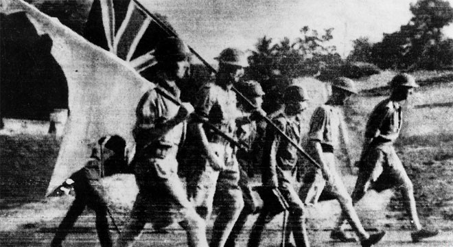 Chiến tranh Thế giới thứ hai nổ ra khiến Lý Quang Diệu phải hoãn kế hoạch sang Anh học lên cao hơn. Tháng 2/1942, quân đội thực dân Anh đầu hàng phát xít Nhật, mở ra một thời kỳ đen tối. Lý Quang Diệu may mắn thoát khỏi vụ thảm sát Sook Ching trong gang tấc. Về sau, ông nói rằng có khoảng 50.000-100.000 người thiệt mạng trong vụ thảm sát này, và việc thực dân Anh không thể ngăn cuộc thảm sát là một bằng chứng nữa cho thấy Singapore phải giành được độc lập.<br><br>Trong thời gian chiến tranh, Lý Quang Diệu làm phiên dịch tiếng Nhật và điều hành một cơ sở kinh doanh hồ dán của riêng mình - Tin: BBC/Ảnh: Getty.<br>