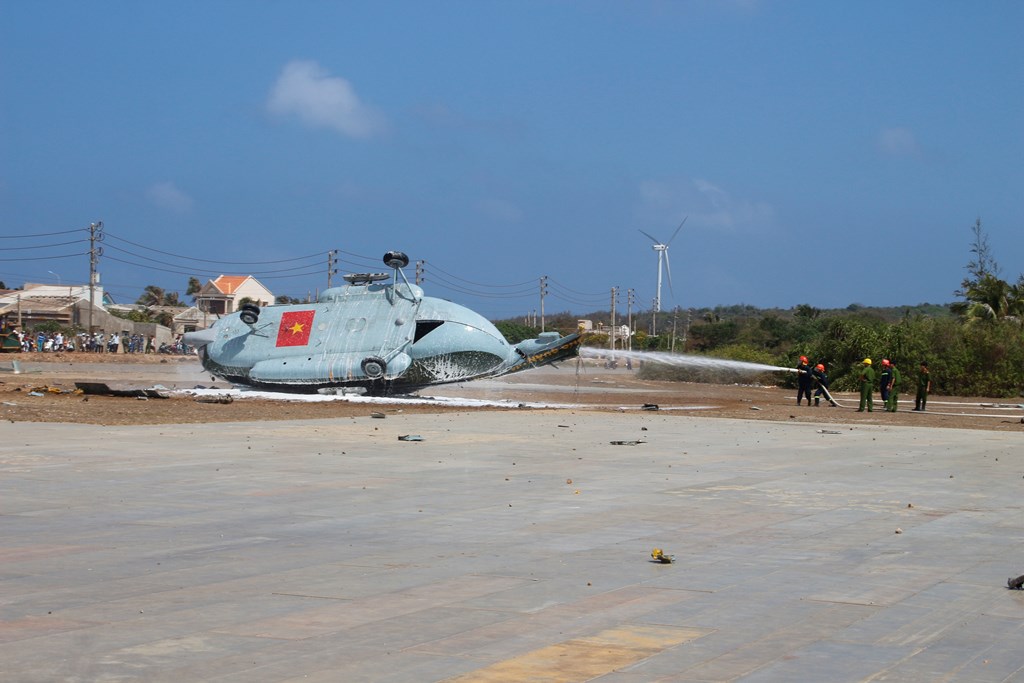 Máy bay gặp sự cố tại đảo Phú Quý, nhiều người bị thương