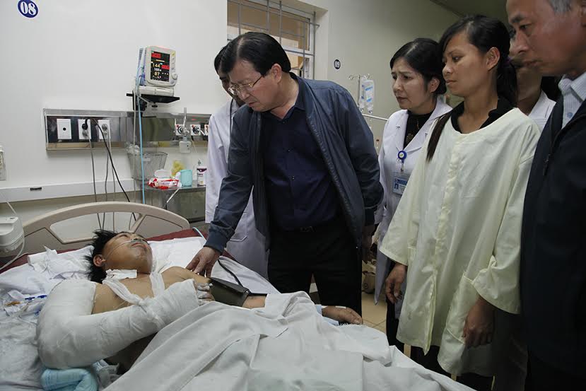 Bộ trưởng Trịnh Đình Dũng thăm hỏi các nạn nhân vụ tai nạn
