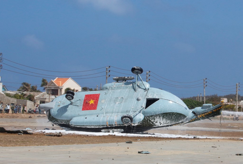 Phần thân của máy bay gặp nạn tại đảo Phú Quý (