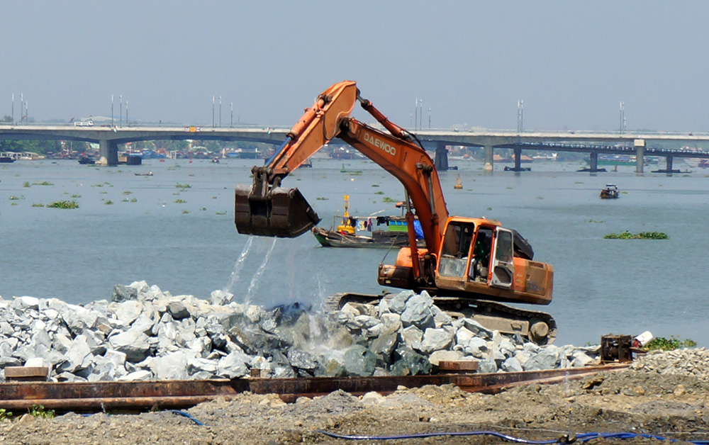 Việc san lấp sông Đồng Nai vẫn đang diễn ra hối hả (Ảnh: Trung Kiên). 
