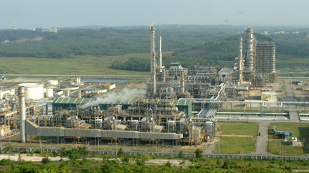 Nhà máy lọc hóa dầu Dung Quất chuẩn bị được mở rộng, hiện mới có các sản phẩm lọc dầu. Ảnh: Trần Ninh.