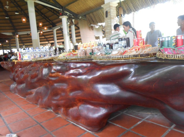 Chiếc bàn giá hơn 4 tỉ bằng gỗ Giáng Hương tại Tiền Giang