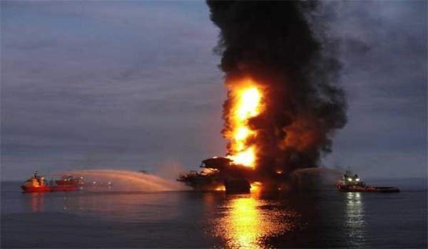Giàn khoan dầu tại Vịnh Mexico bốc cháy ngùn ngụt, 4 người chết
